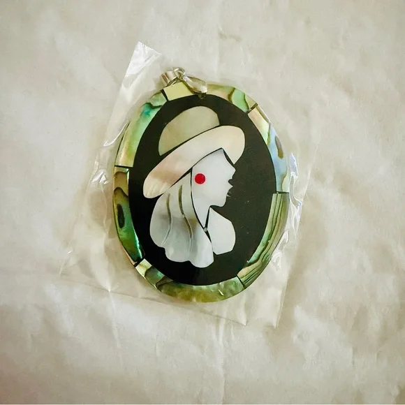 Silhouette Abalone Pendant - Picture 3 of 5